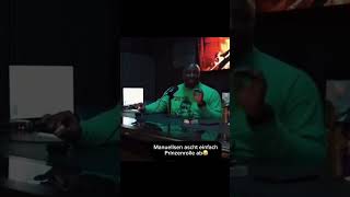 Dieser Moment, Als Manuellsen Seine Prinzenrolle Wie Eine Zigarette Geascht Hat