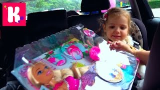 Катя и её новая кукла в машине