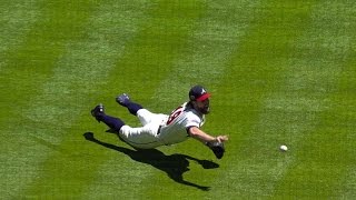 STL@ATL: Dickey lays out to snag Wong's grounder
