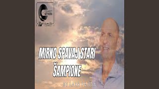 U kafani sam za stolom