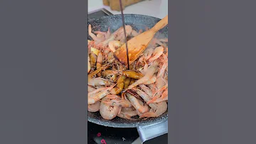 Как приготовить сочные и нежные креветки за 5 минут 🦐🍺? #shorts