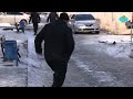 Тротуары в городе чистят от наледи. Մայթերը մաքրվեցին սառույցի հաստ շերտից