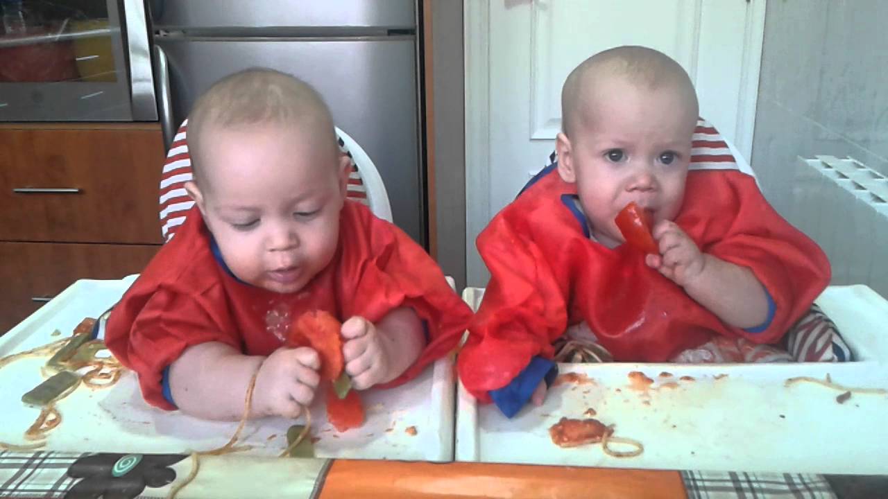 Baby Led Weaning Tomate Eric Y Tiago Prueban El Tomate Por Primera Vez 7 Meses Youtube