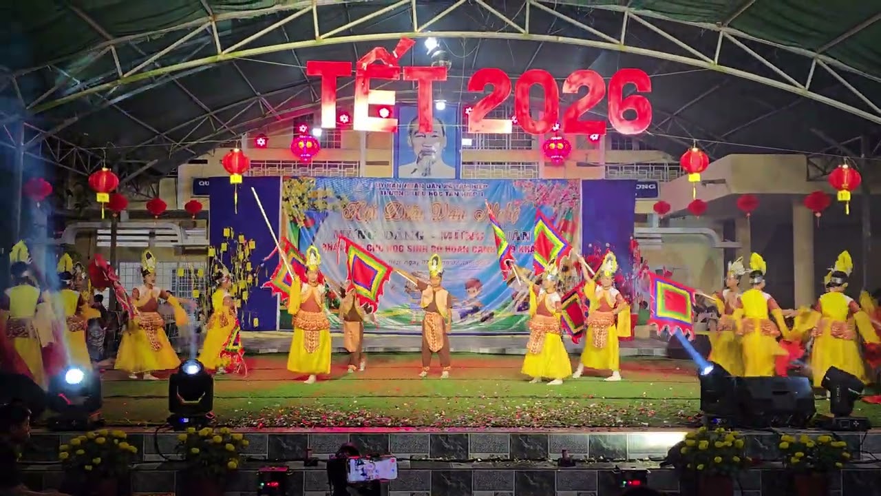 Lớp 4B múa mừng xuân 2026