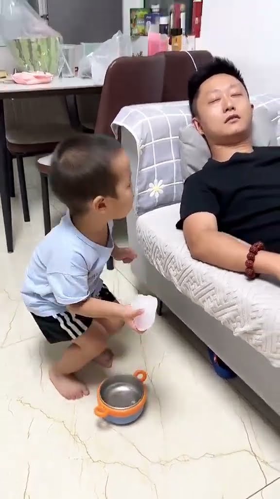 爸爸又在睡懒觉，给他来个冰块凉快一下！#funny#Cute#呆萌小米宝