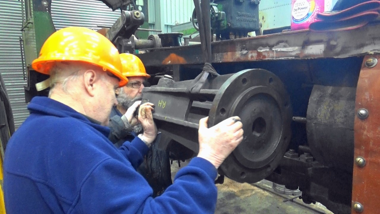 Команда железнодорожной компании Bo'ness занимается установкой звездолета.