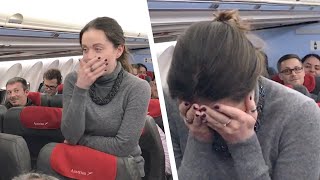 飛行機に乗っている女性に立ち上がってもらう。その瞬間を彼女は決して忘れない
