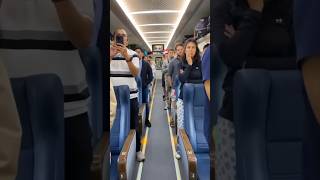 Merinding Bule Ikut Berdiri Menyanyikan Lagu Indonesia Raya Diatas Kereta