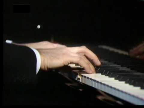 Daniel Hoexter, pianist Francis Poulenc Intermezzo...