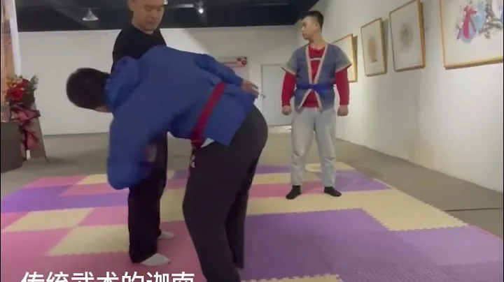 “神力王”王子平徒孙演示摔跤擒拿技法