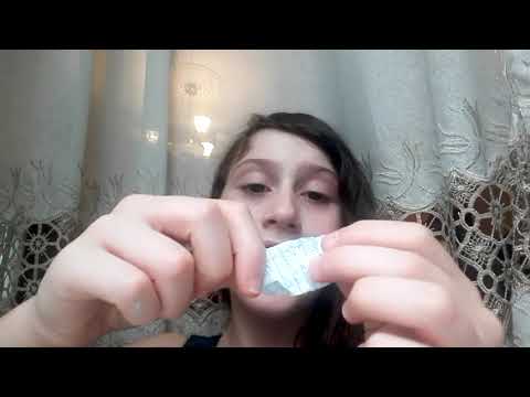 ელენე ასრულებს ფურცელზე დაწერილ დავალებებს