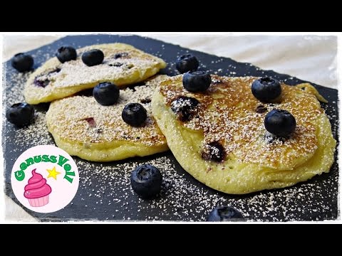 Pancakes sind ein sehr beliebtes Frühstück in Nordamerika und werden meist mit Butter, Ahornsirup od. 