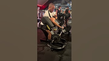 Curl singolo con manubrio su panca scott