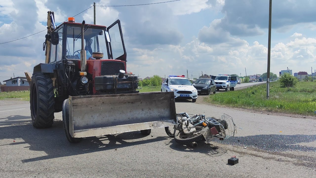 Мотоциклист пострадал в аварии с экскаватором на юге Москвы