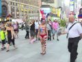 뉴욕 타임스퀘어의 누드복장???? Topless Times Square women court New York ire
