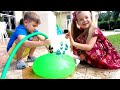 डायना और रोमा आश्चर्य खिलौने पर बहस करते हैं Kids learn how to compromise and share toys