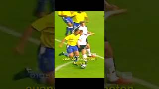 EL DIA QUE RONALDINHO DEJO DOS VECES INMOVIL A OLIVER KAHN #shorts #ronaldinho