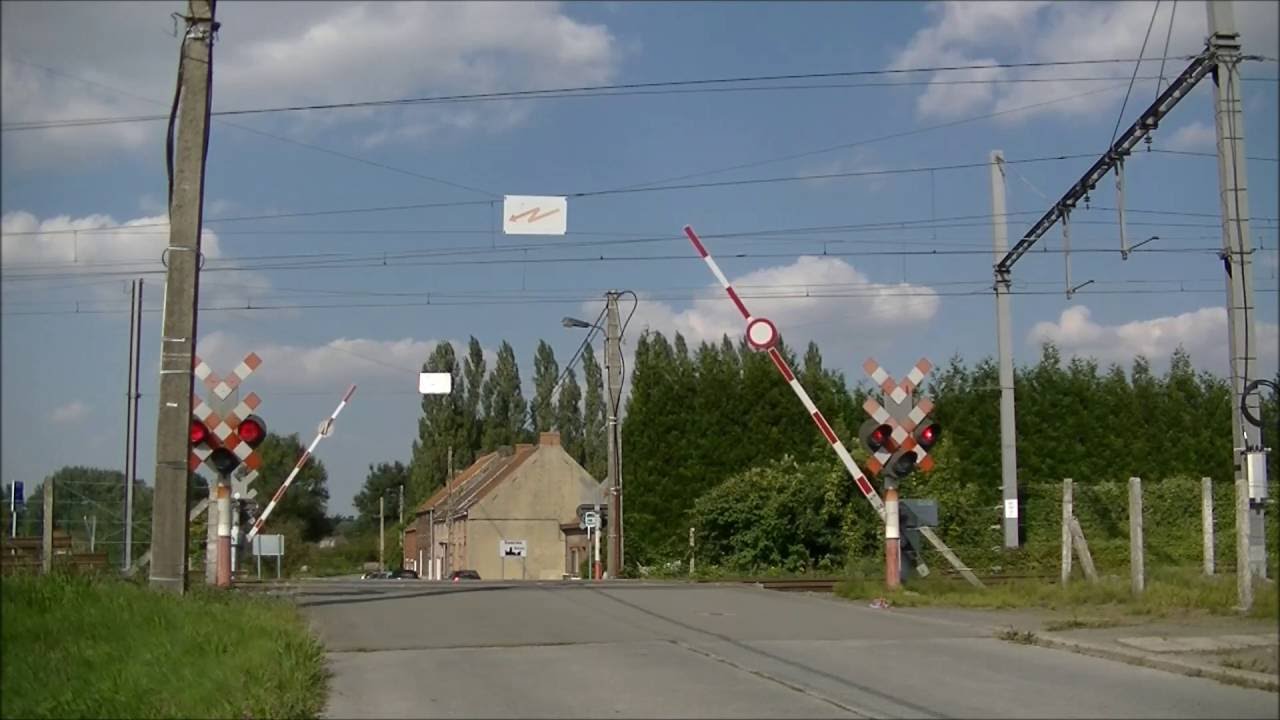 Spoorwegovergang//RR-crossing//Passage a niveau Basècles, Rue Du Carme, B