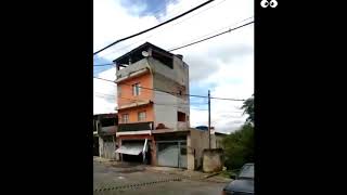 DESABAMENTO Casa condenada vai ao chao para desespero de moradores