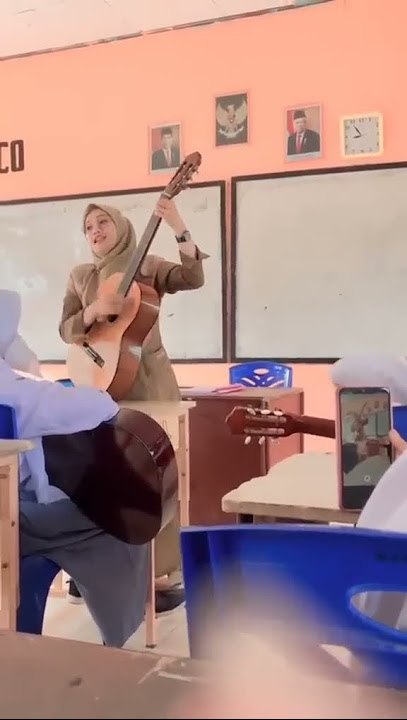 viral Guru Cantik suara merdu bermain gitar #shorts #viral #funny #gags