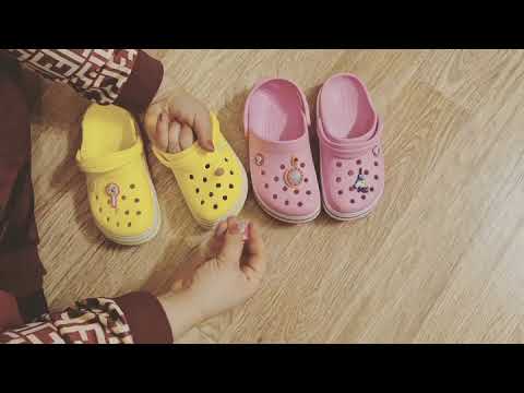Как одеть значки в кроксы? Как вставить Джибицы для Crocs - YouTube