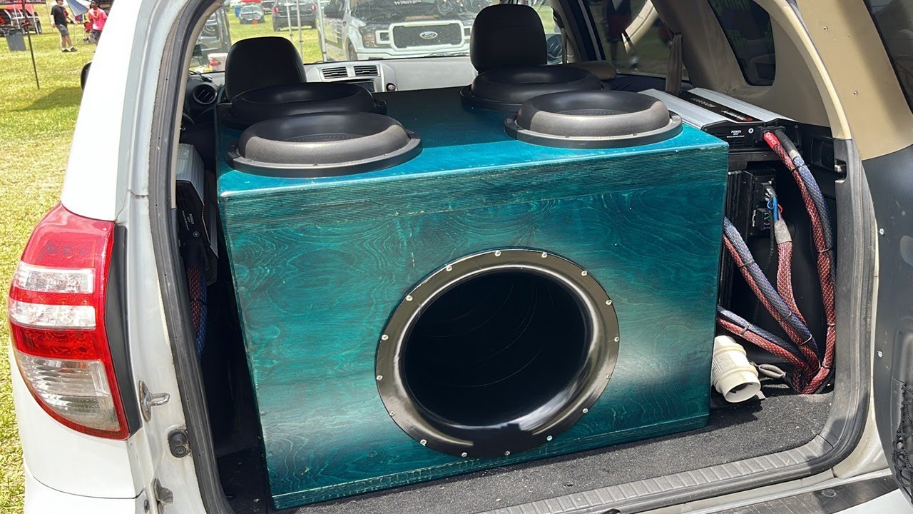 4 12-дюймовых сабвуфера просто разрывают этот внедорожник! **Безумный шик**