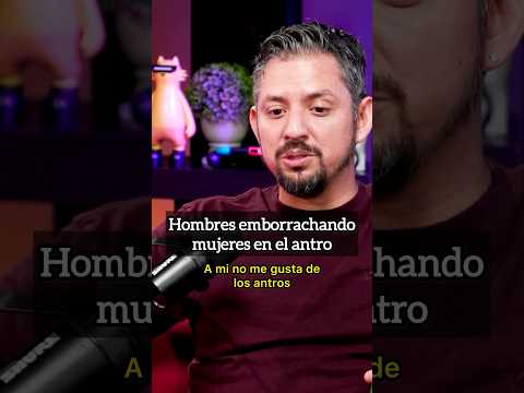 Hombres emborrachando mujeres en el antro.