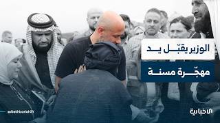 قبّل خلالها يد مهجّرة مسنة.. كيف تفاعل المعلقون مع زيارة وزيرالطوارئ وإدارة الكوارث إلى مخيمات إدلب؟