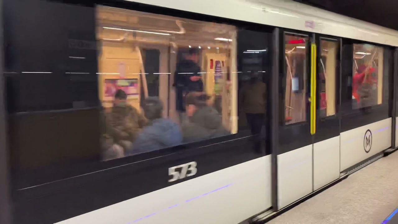 Budapest Metroline 4 (Train arrives at Kálvin tér)