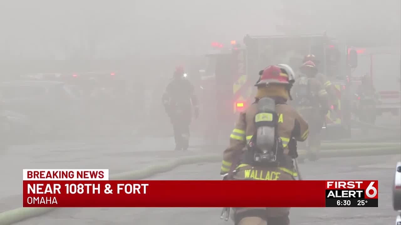 Crews battle fire in Omaha apartment complex - YouTube
