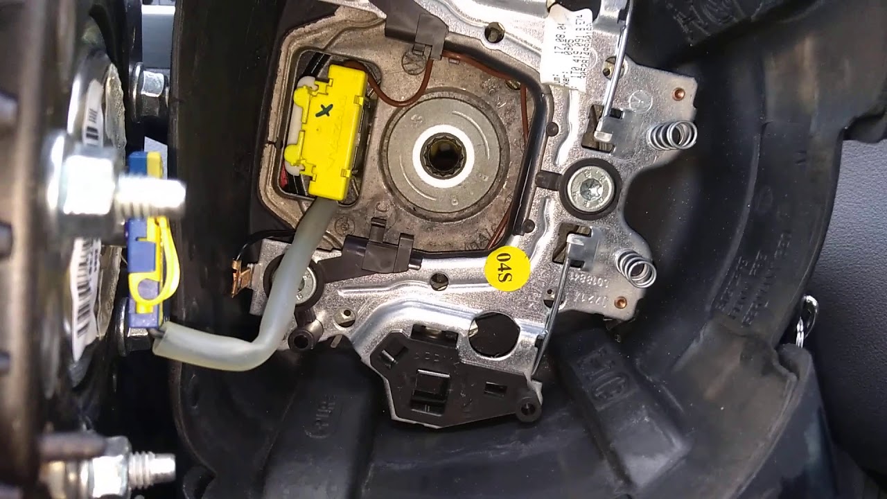 Démonter volant VW touran ou airbag après avoir débranché la batterie