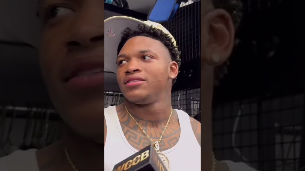 Джимми Хорн-младший благодарит главного тренера после первой активной игры