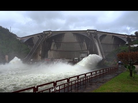 Barragem da Aguieira descargas de topo