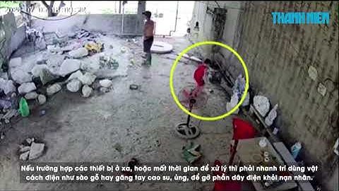 Thót tim clip cha nhanh trí cứu con trai bị điện giật