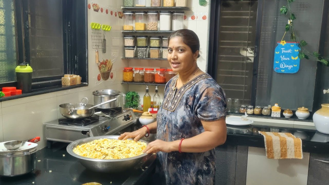 सकाळचं रूटीन..😃मस्त चिवडा बनवला..😍 अख्खा मसूर भाजी/काकडी कोशिंबीर..😋