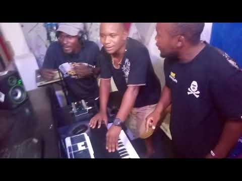 Angalia..Erick kisauti na Mr kidogo wanavyo shindana kuhusu Msaga sumu Na Producer maiko