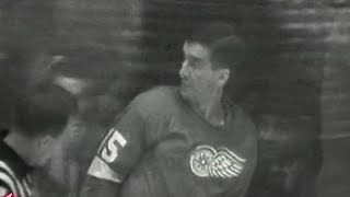 Red Wings legend Ted Lindsay dies at 93 years old