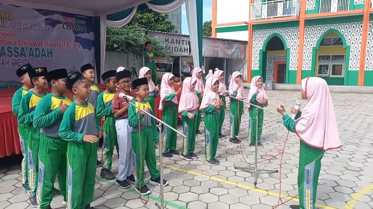 PENAMPILAN YEL-YEL ADIWIYATA ANTAR KELAS DI MI MA'ARIF NU ASSA'ADAH SAMPURNAN BUNGAH TAHUN 2023