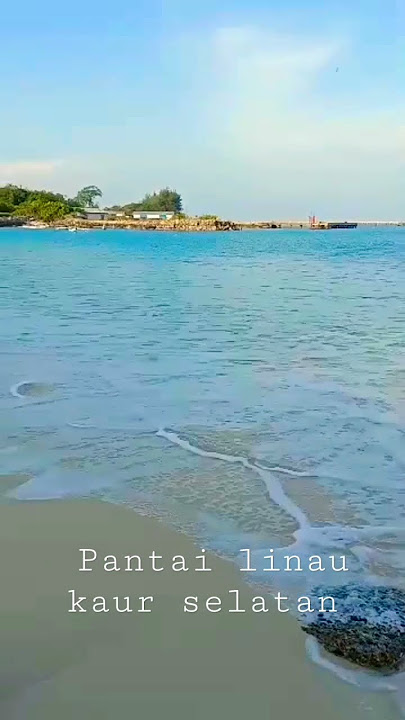 Indah nya suasana pantai saat laut tenang di pagi hari