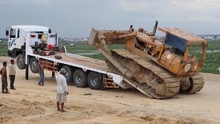 Biggest Bulldozers & Excavator unloading On Trailer អេស្កាវ៉ាទ័រ និងអាប៉ុលយក្សបរឡើងនិងចុះត្រៃល័រ