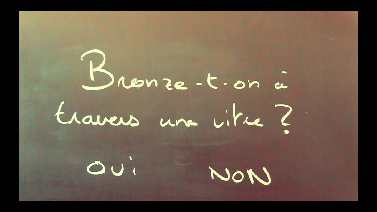 Bronze T On A Travers Une Vitre