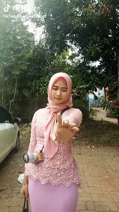 Tik tok (MUNDUR ALON ALON ) senyuman mbak nya manis banget .