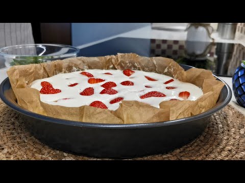 Это бесподобно! В сезон ГОТОВЛЮ чуть ли ни каждый день! Лучший пирог КЛАФУТИ с клубникой, объедение!