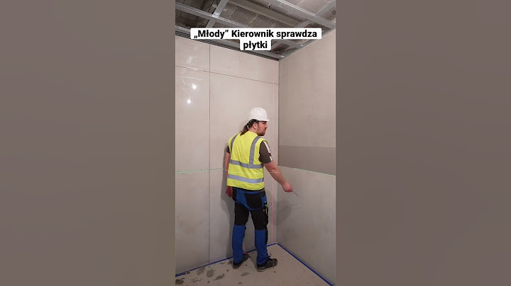 Młody kierownik budowy sprawdza jakość ułożenia płytek #remont4you