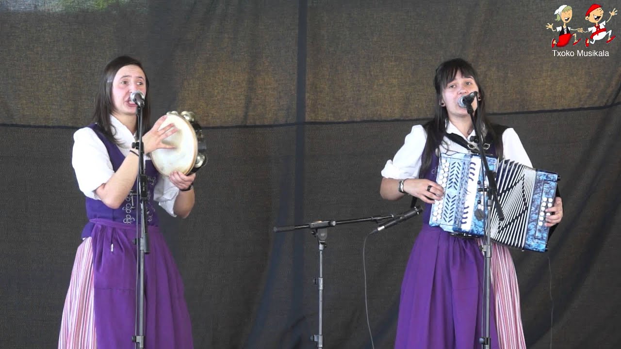 201306290103 Itsaso eta Irune Elizagoien ahizpak, IV. Trikitilari Gazteen Txapelketan Orion.