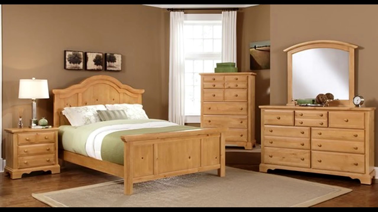 Спальня мебель дерево. Спальня с деревянной мебелью. Светлая деревянная мебель. Спальня из сосны. Спальня из массива сосны.