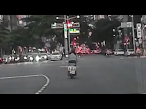 【車禍影片】來打保齡球，我當球！（2024.04.16 高雄市苓雅區中正三路與民族二路口