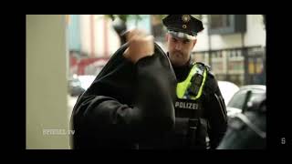 جزائري في المانيا يسب و يشتم الشرطة الالمانية بالعربي 😂😂 🇩🇿x🇩🇪
