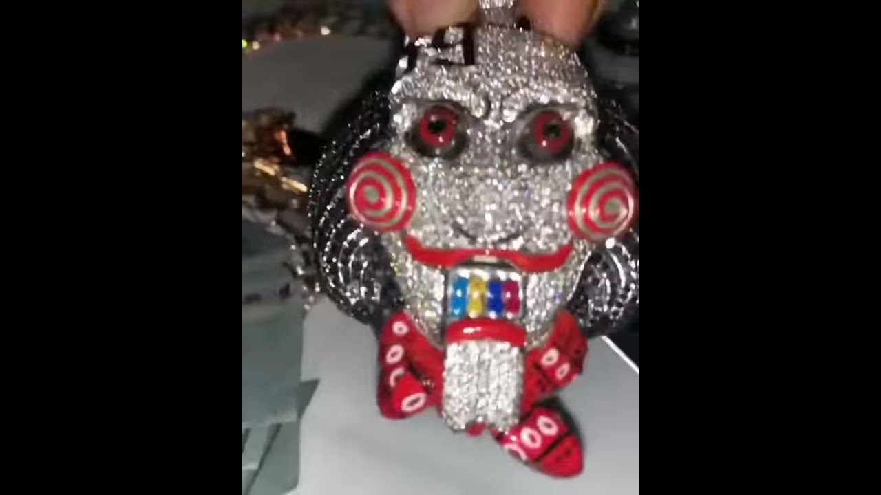 6ix9ine SHOWS 1 MILLION In Jewelry And 100K CASH