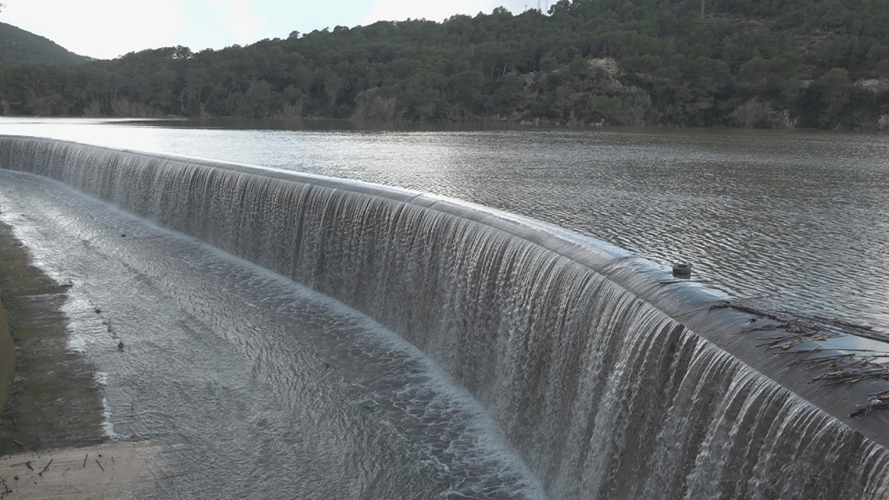 Cubelles, pendents de la crescuda del riu Foix i del sobreeiximent del pantà